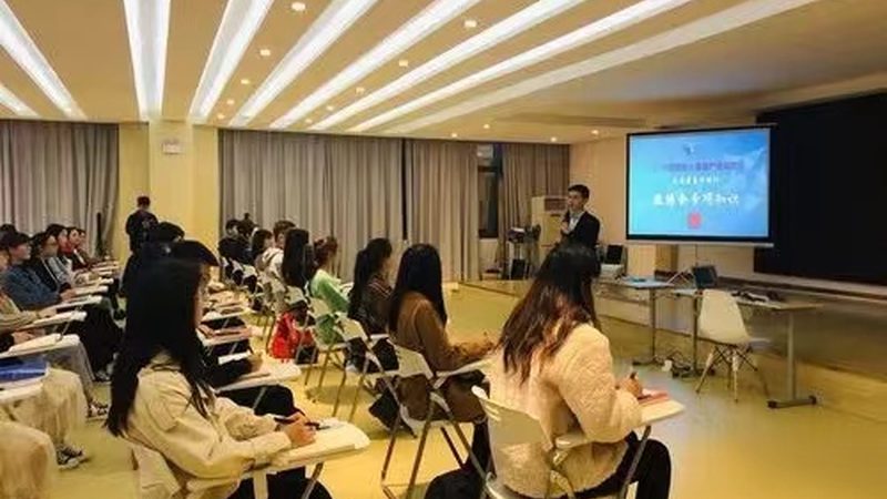 小标题：学历提升背景与需求